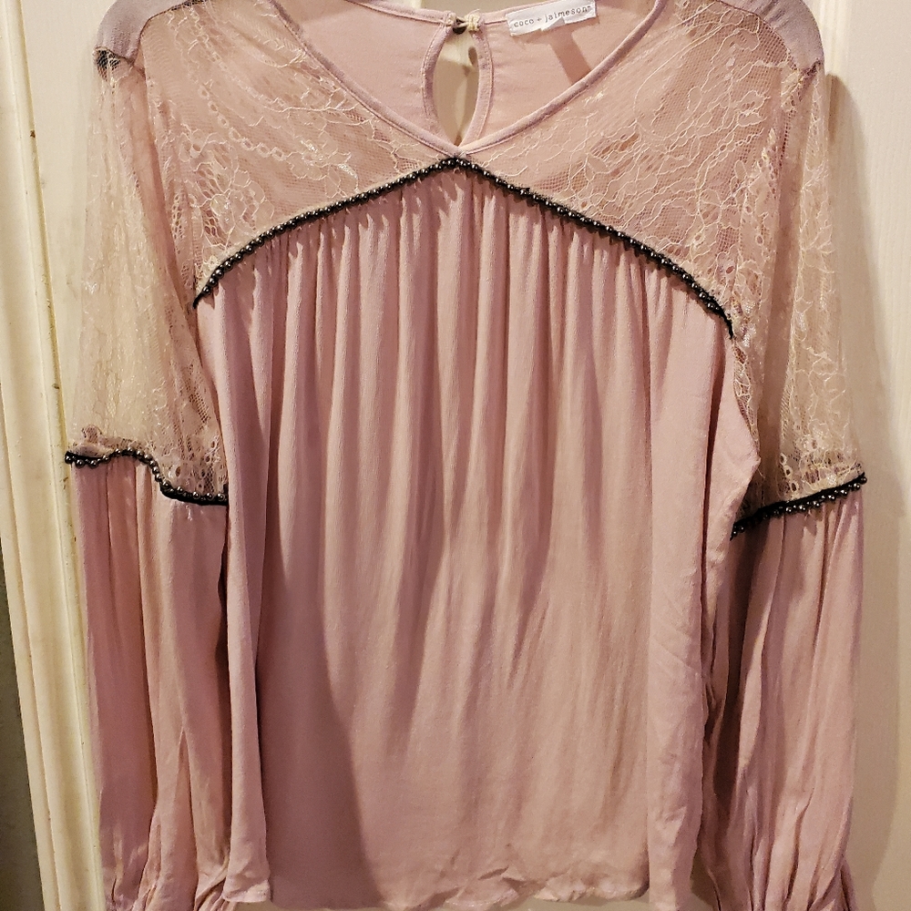 PRE OWNED COCO+JAIMESON LARGE LACE BLOUSE.
